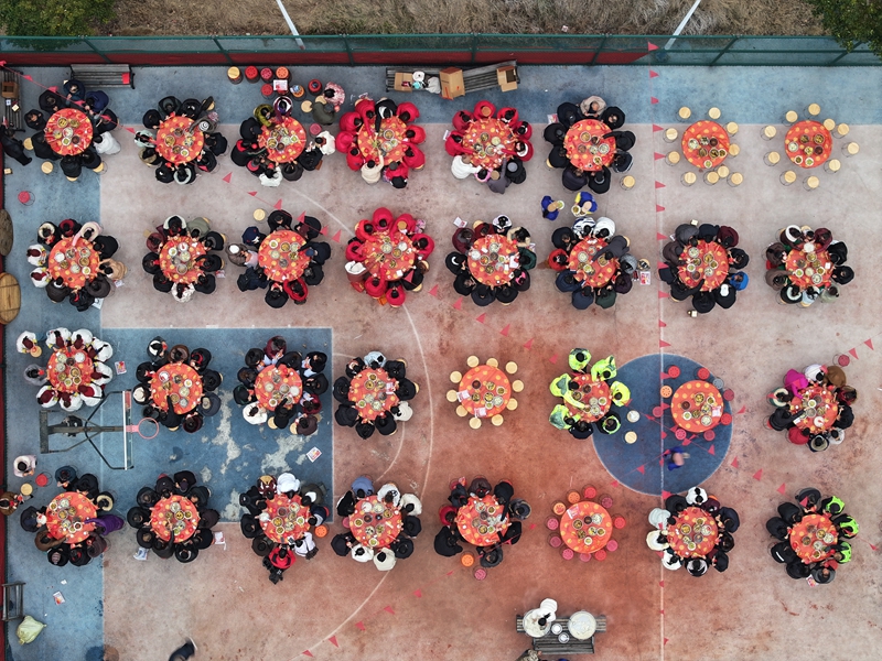 南山村第三届“在小院过大年”活动团圆宴航拍图.jpg 南山村第三届“在小院过大年”活动团圆宴航拍图.jpg