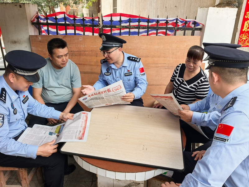 图为移民管理警察正在边境村屯向群众宣讲全国“两会”精神。王九思摄.jpg 图为移民管理警察正在边境村屯向群众宣讲全国“两会”精神。王九思摄.jpg