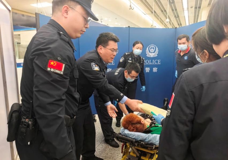 皇岗边检站民警协助医护人员将患者安全平稳抬上担架1.jpg 皇岗边检站民警协助医护人员将患者安全平稳抬上担架1.jpg