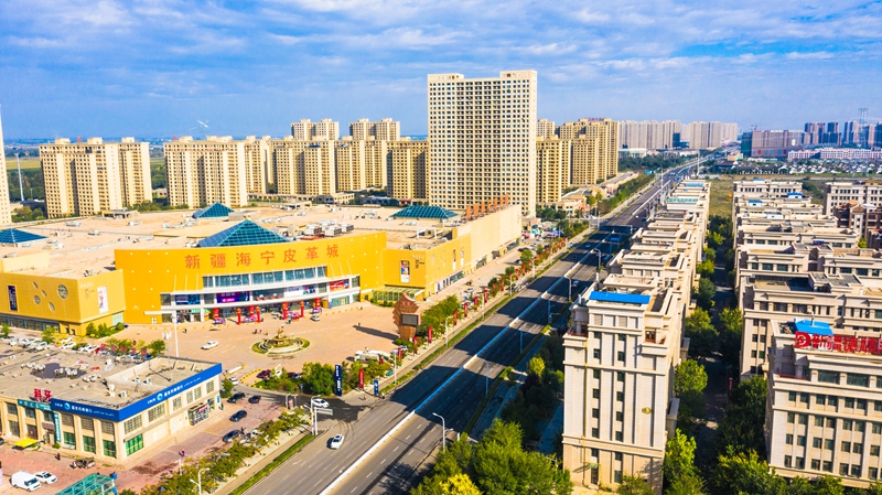 2025年9月16日，六师一〇一团青湖镇海宁皮革城航拍。 李华北 摄.jpg