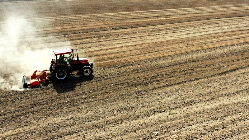 大型农机在民勤县高标准农田里穿梭作业,助力春耕生产.jpg 大型农机在民勤县高标准农田里穿梭作业,助力春耕生产.jpg