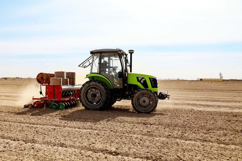 搭载浅埋滴灌水肥一体化技术的小麦播种机抢抓早春墒情,一次性完成播种、施肥、铺设滴灌带等多道工序,.jpg 搭载浅埋滴灌水肥一体化技术的小麦播种机抢抓早春墒情,一次性完成播种、施肥、铺设滴灌带等多道工序,.jpg