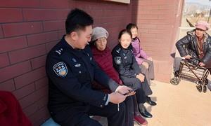 红光边境派出所开展“两会”精神宣传进村屯活动