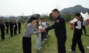 大新边境管理大队携手广西大新农村商业银行开展三八节主题党建联建活动