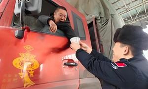 边境元宵暖旅途 警民同心护平安