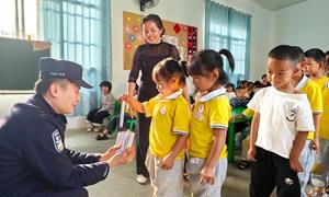 沉浸式普法润童心 安全护航开学季