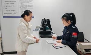 素颜藏锋芒 警徽映初心