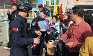 东兴边检站联合东兴市公安局开展反恐宣传活动