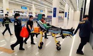 国门之下，生命至上！皇岗边检站民警紧急救助晕倒香港老妇