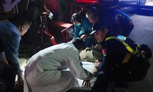 深夜救助施援手 边境守护暖民心