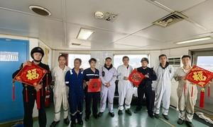 元宵登轮送祝福 国门温情暖船舱