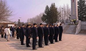 古城里边检站联合社区开展清明祭扫活动