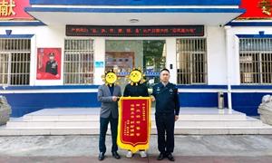 跨越国界感谢！越南群众专程送锦旗点赞