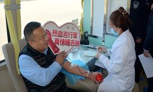 长白山边境管理支队民警积极参与学雷锋无偿献血活动