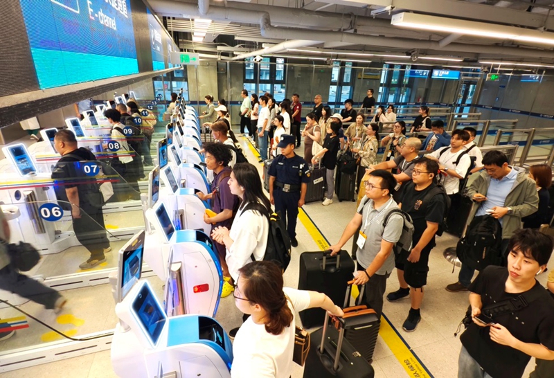 皇岗边检站护航赴港参加1.jpg