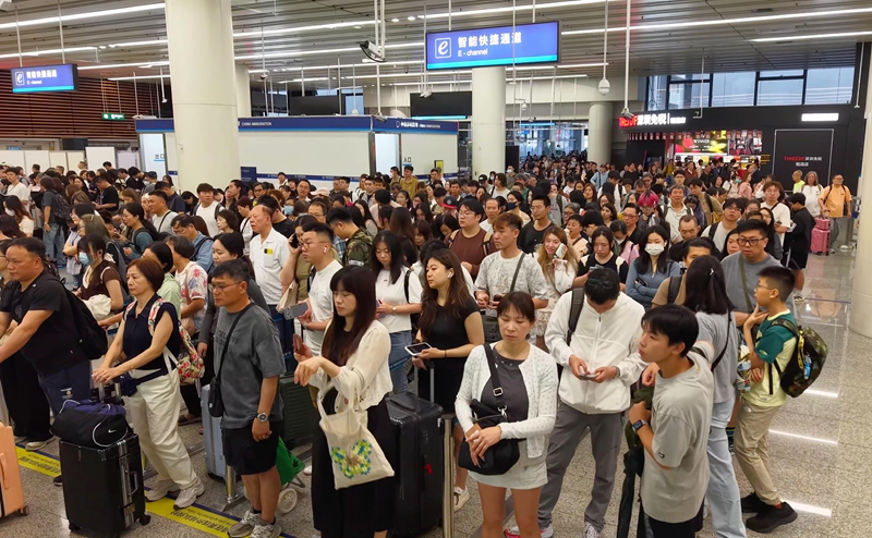 大批返乡扫墓祭祖或踏青旅游的香港市民经福田口岸入境1.jpg