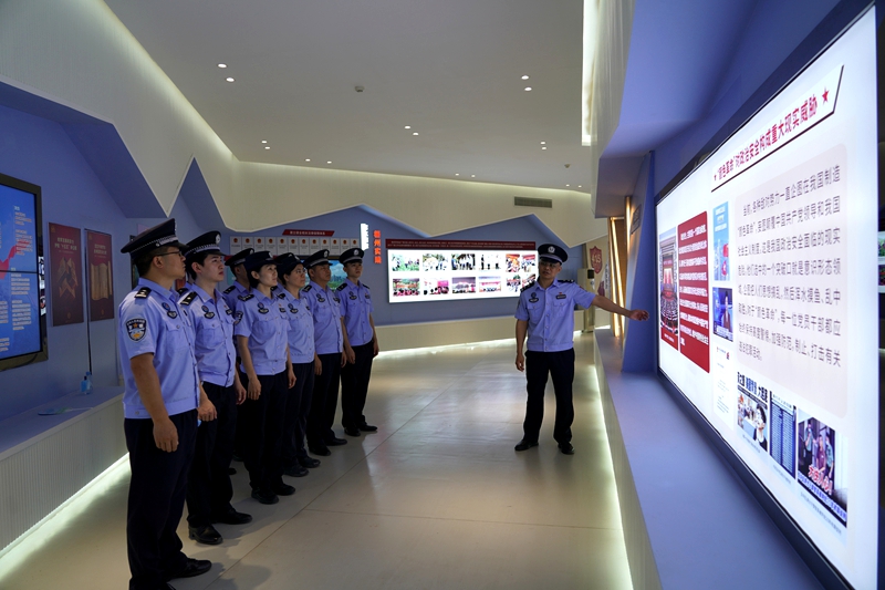图为梧州站组织民警职工参观梧州市总体国家安全观教育展馆 摄影：杨月聪 (1).JPG