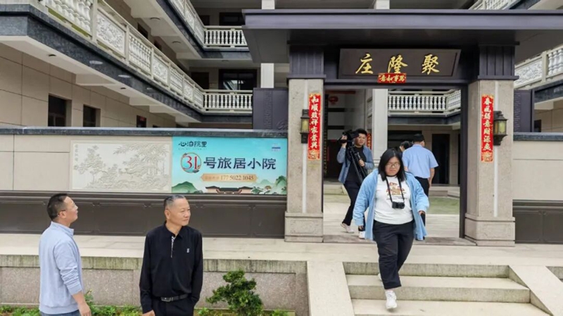 与会嘉宾参观心泊院里旅居村31号小院 &nbsp; &nbsp;张培奋摄.jpg