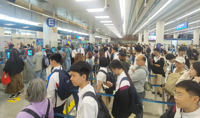 大批返乡祭祖的香港居民挤满福田口岸入境大厅智能快捷通道区域 1.jpg
