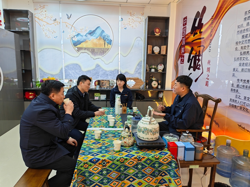 九师白杨市团结农场水丰社区党支部和居民在团结茶室一起围炉煮茶.jpg