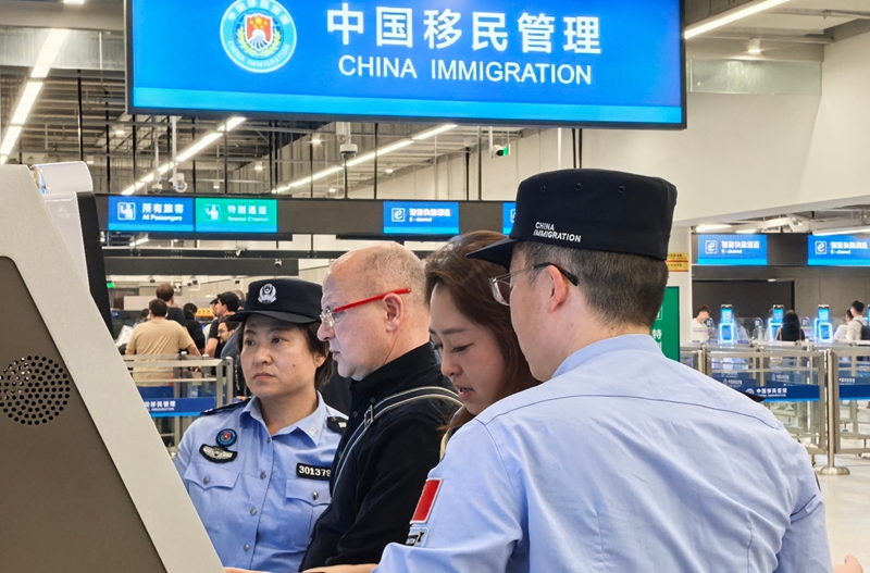 皇岗边检站民警在皇岗口岸引导外国籍旅客进行网上填报入境卡1.jpg