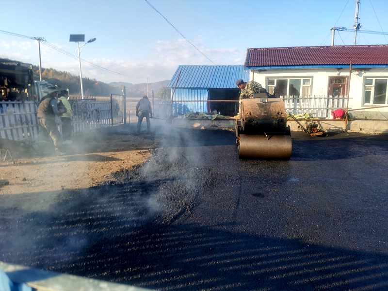 铺设沥青路面 改善村容村貌.jpg