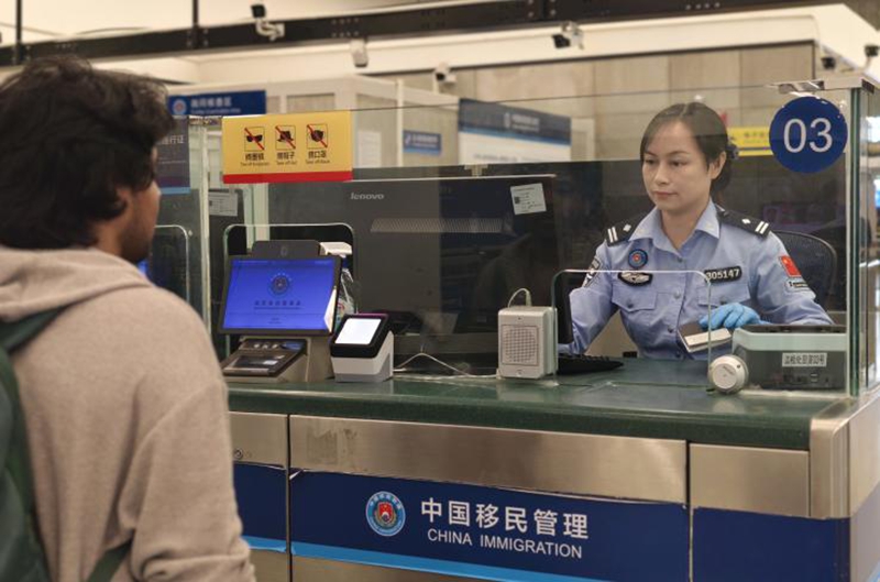 皇岗边检站民警高效快捷为享受免签入境外国籍旅客办理查验手续1.jpg