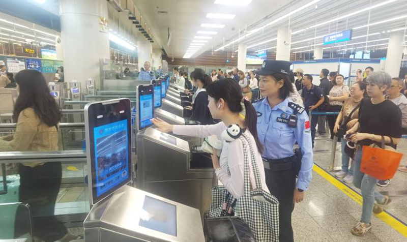 皇岗边检站民警在福田口岸入境大厅智能快捷通道指引香港旅客正确刷脸快捷通关1.jpg