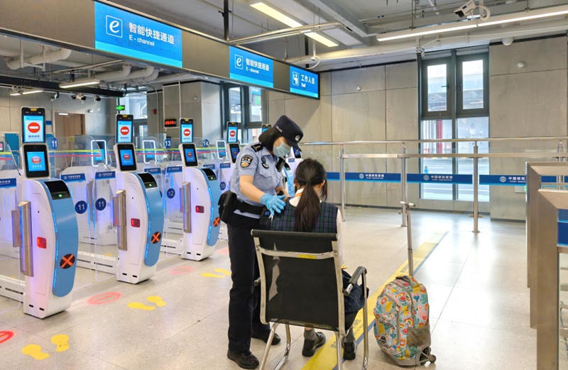 国门暖心一幕1.jpg