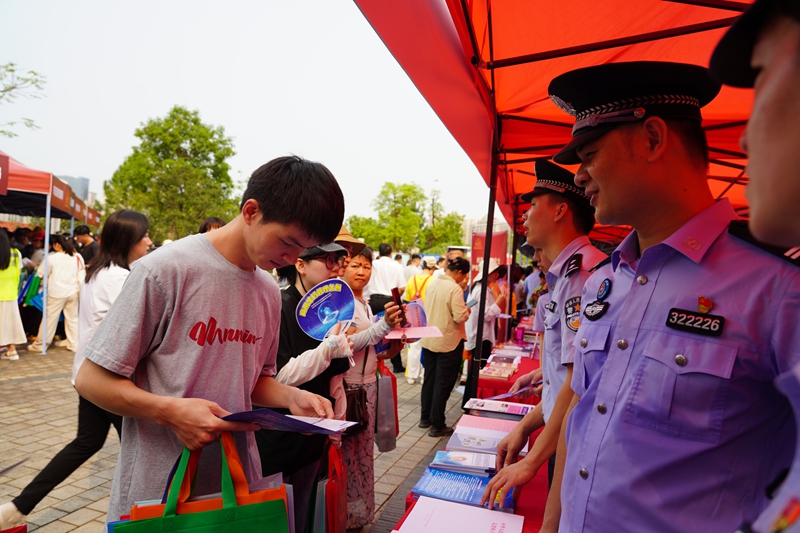 图为梧州站民警参加国家安全宣传活动中 摄影：杨月聪 (4).JPG