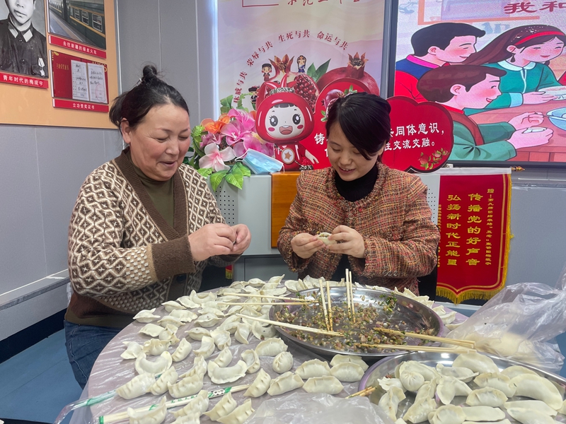 九师白杨市水丰社区党支部与居民群众一起包饺子，庆春节.jpg