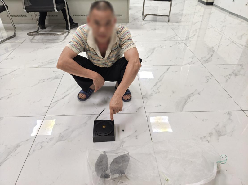 图为警方抓获的犯罪嫌疑人及查获的国家“三有”保护动物白胸苦恶鸟2只、捕鸟器1个1.jpg