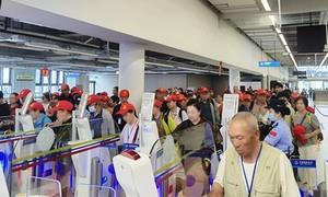 皇岗边检站高效保障“暖阳号”旅游专列通关安全便捷