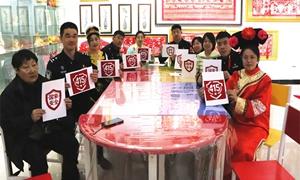 移民管理警察巧借“非遗”剪纸宣讲边境管理条例