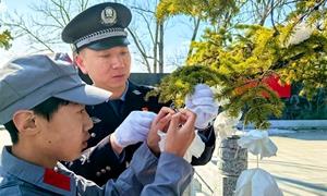 开山屯边检站联合龙井红军中学开展清明节祭扫活动