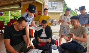 民警入户送普法 边境乡村筑平安