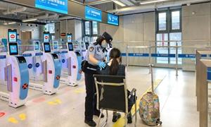 国门暖心一幕 深港跨境学子的“能量补给站”