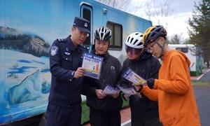 民警化身“安全导游”为游客保驾护航