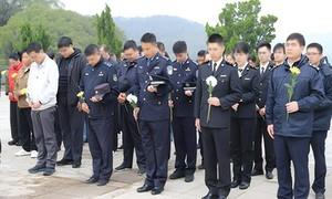 松柏寄哀思 忠诚护国门