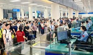 在国门一线，皇岗边检青年民警用“多声道”温暖万千旅客