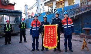 边检高效服务获赞 锦旗致谢显认可