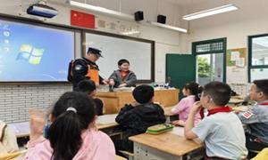 国门书香润童心 警校共读伴成长
