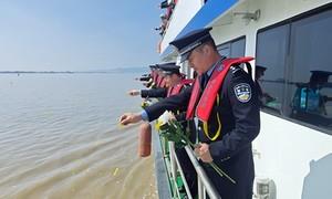 海上祭英烈 踏浪寄哀思