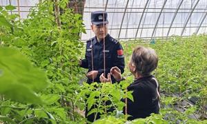 爱心助农暖民心 警民联动促增收