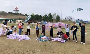 湖北红安：风筝映春日 书香润童心