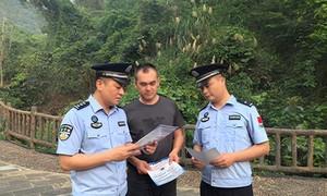 边关党旗红情暖老兵心