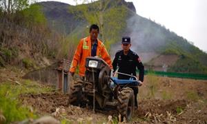 助农春耕暖民心 警民同心促振兴