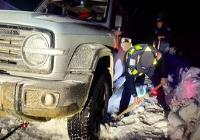 风雪益秀拉移民管理警察助力2车4人成功脱困