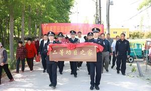 “送奖到家” ：一场跨越300公里的授奖仪式