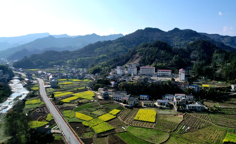 石门县西北乡美丽的商溪和洞国学校远景.jpg